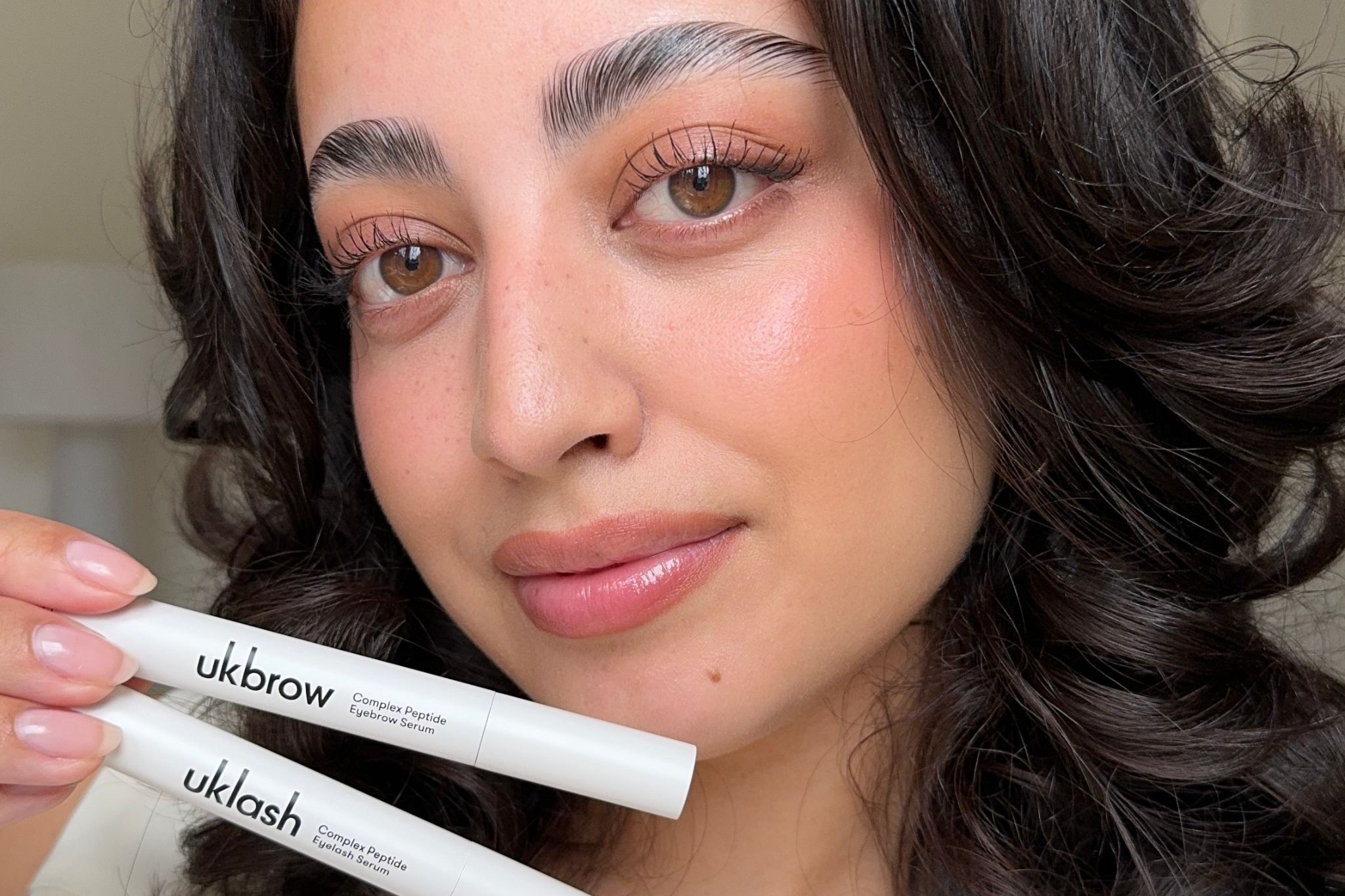 Tessa con sus serums con péptidos