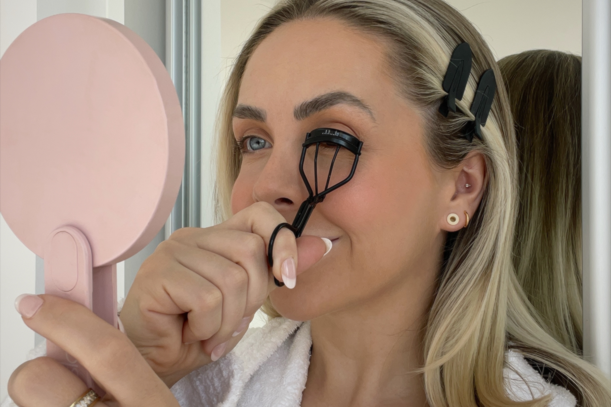 Influencer utilizando el rizador de pestañas de UKLASH