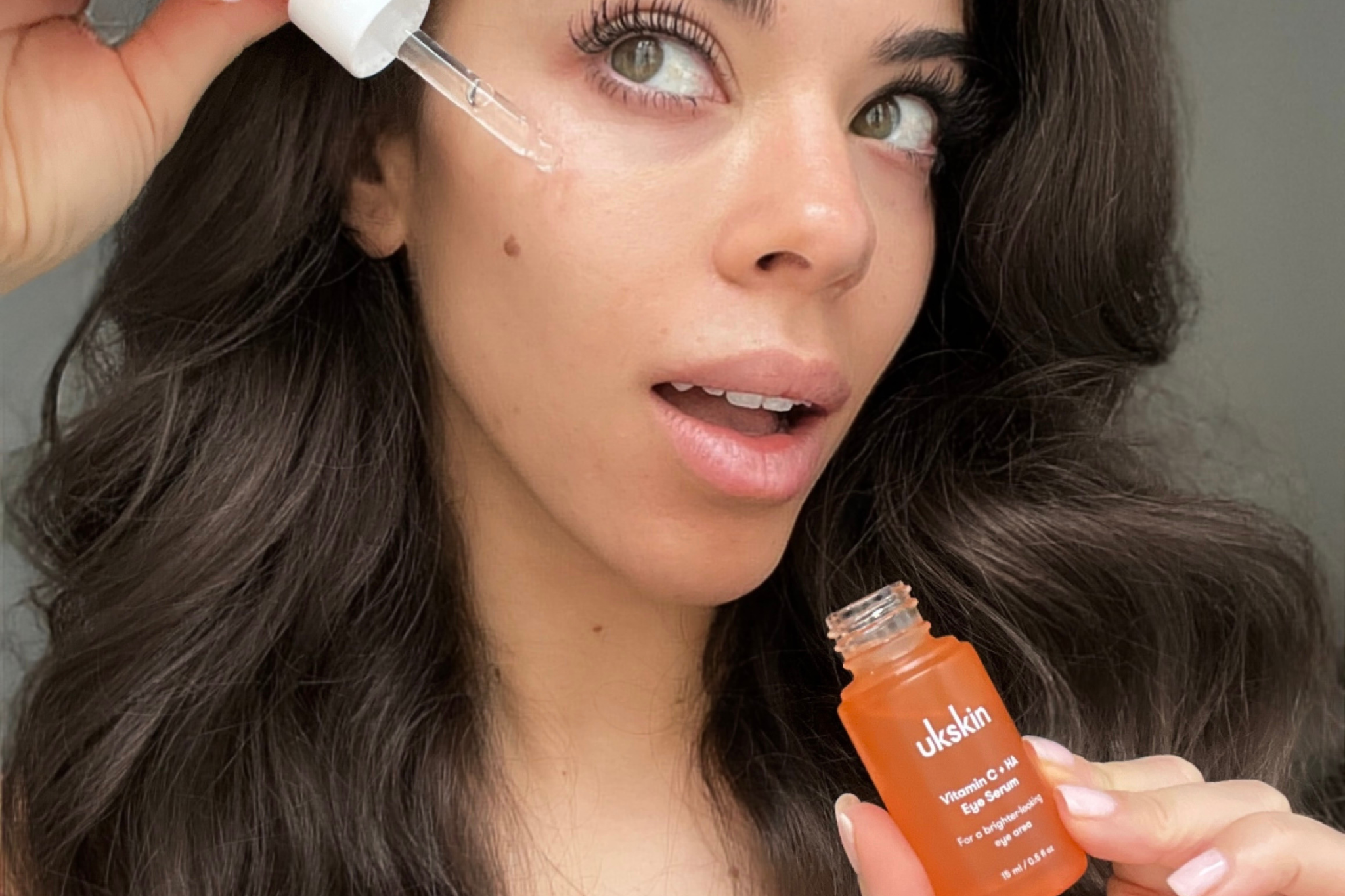 Chica utilizando el serum para contorno de ojos de UKLASH