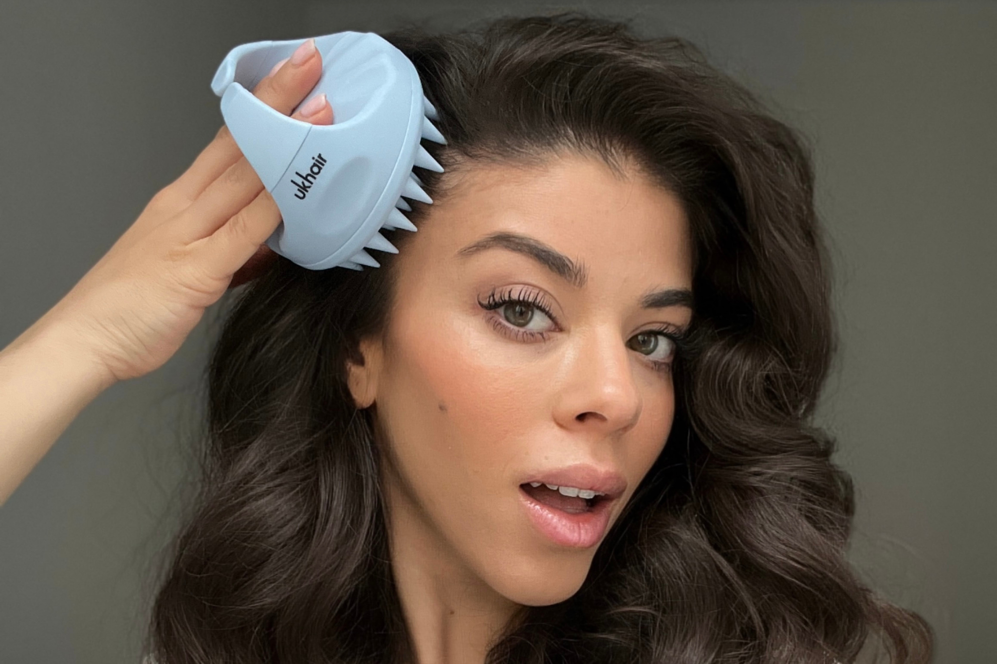Chica cuidando de un pelo sano