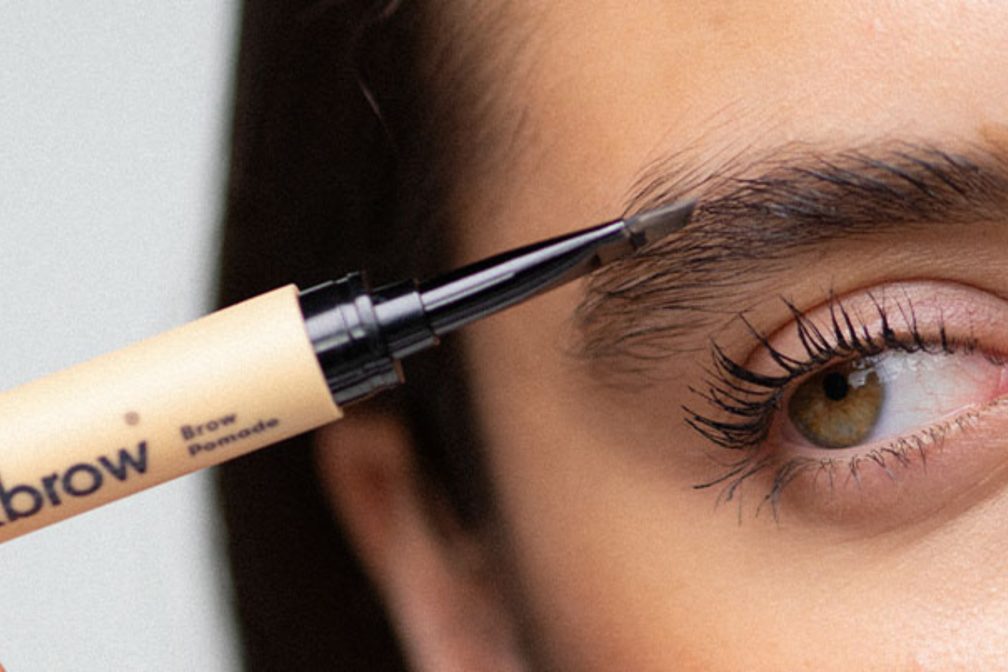 Chica aplicando el Gel fijador de Cejas de UKLASH