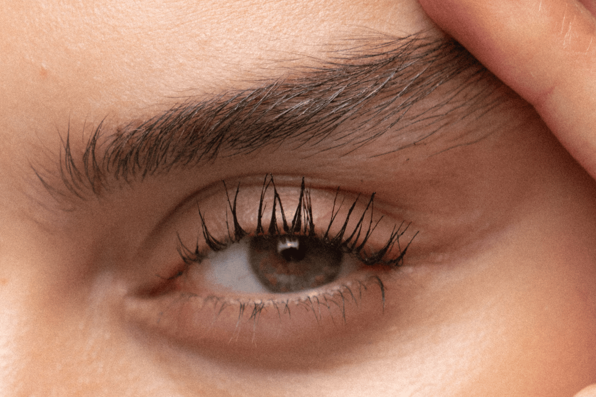 ¿Cómo elegir el mejor sérum de pestañas? Consejos de una farmacéutica - UKLASH España