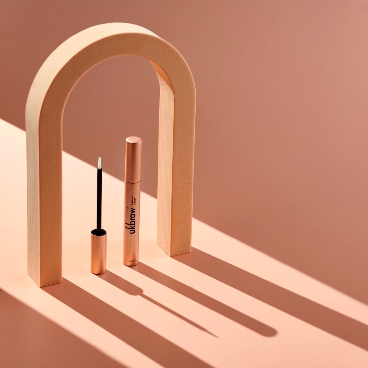 ¿Cómo funcionan los sérums de cejas? - UKLASH España