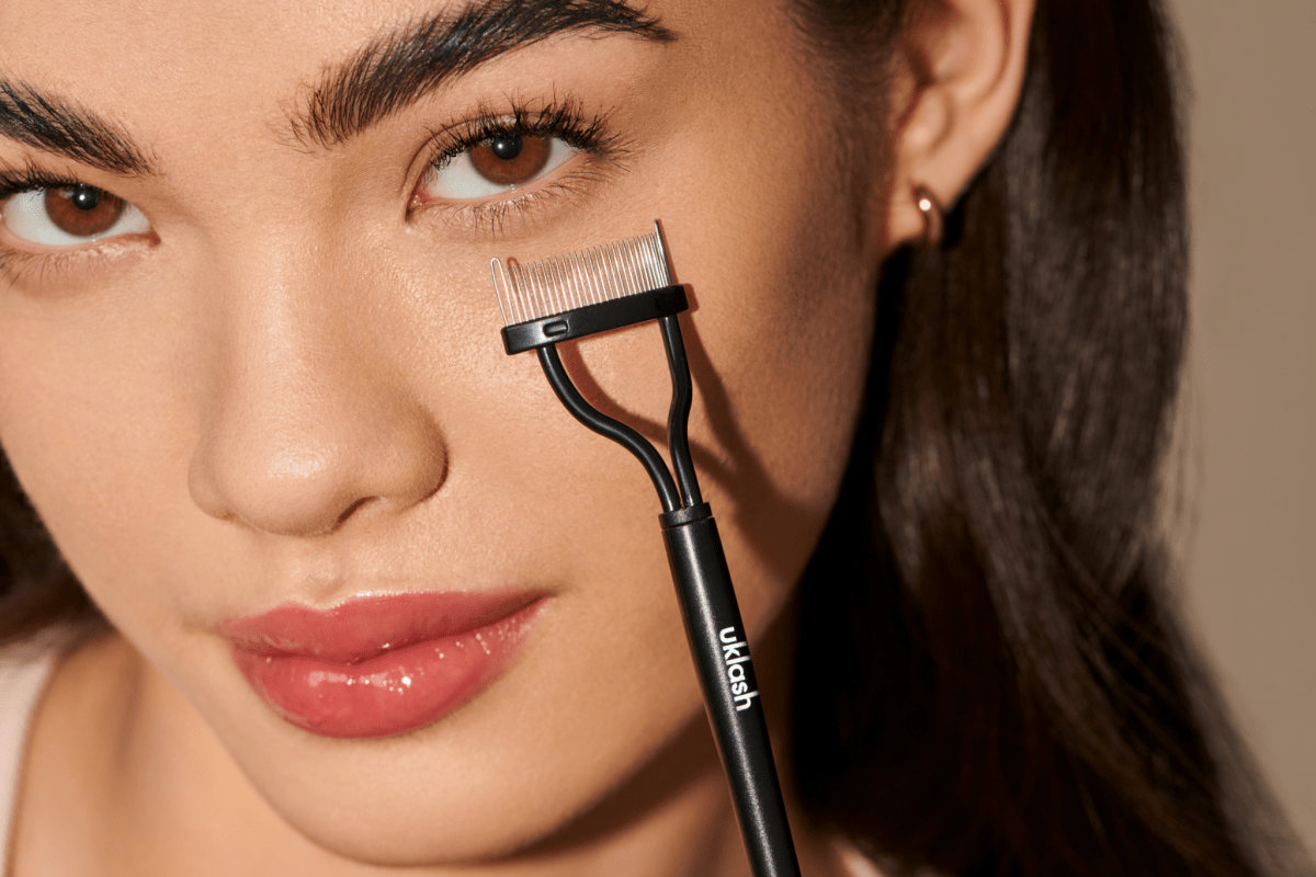 ¿Cómo usar correctamente el cepillo de pestañas UKLASH? - UKLASH España