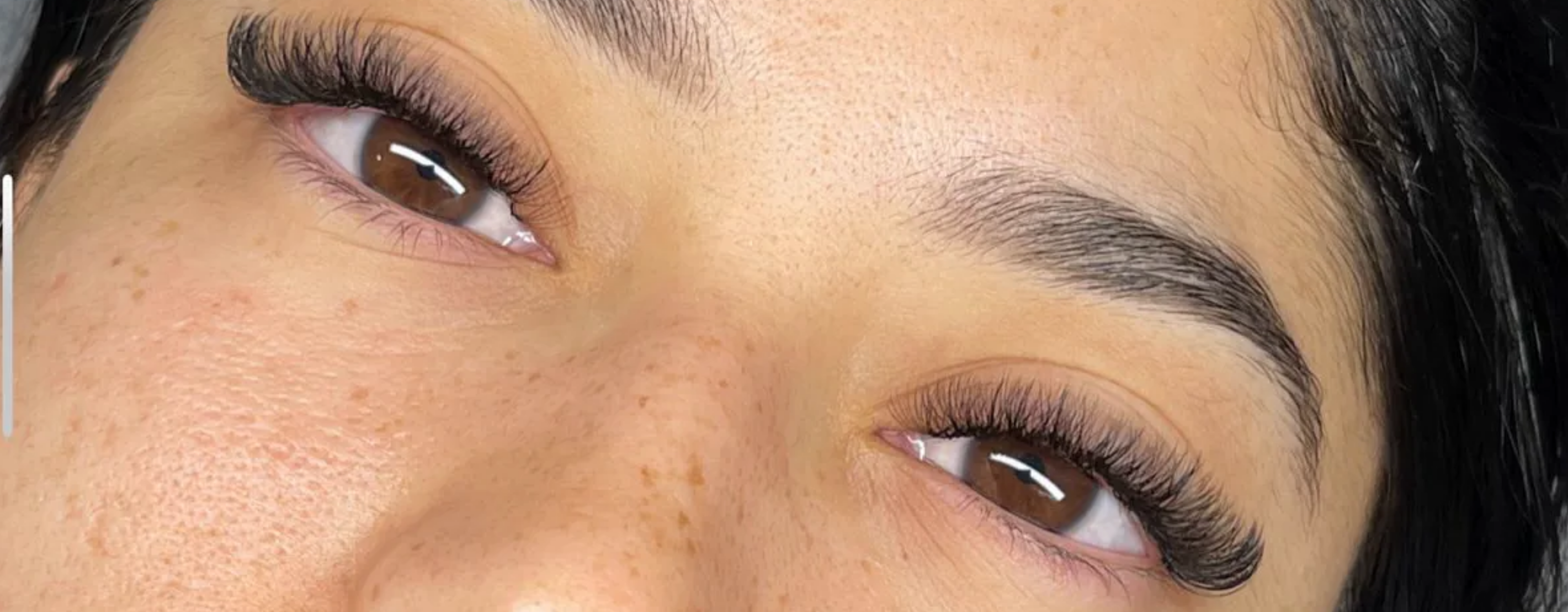 ¿Qué son las Hybrid Lashes? Todo lo que necesitas saber (y cómo conseguir el efecto de forma natural)