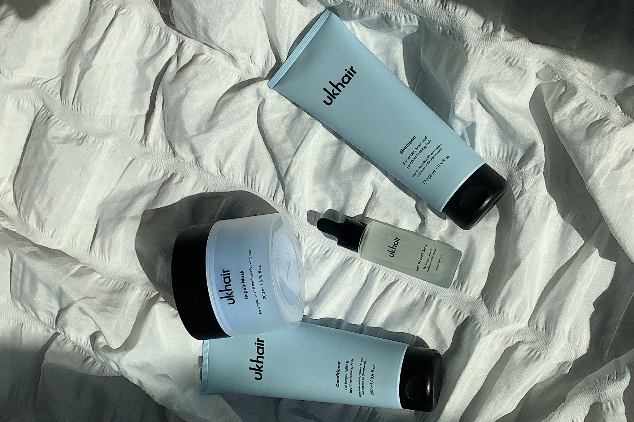 Productos UKHAIR sobre la cama.