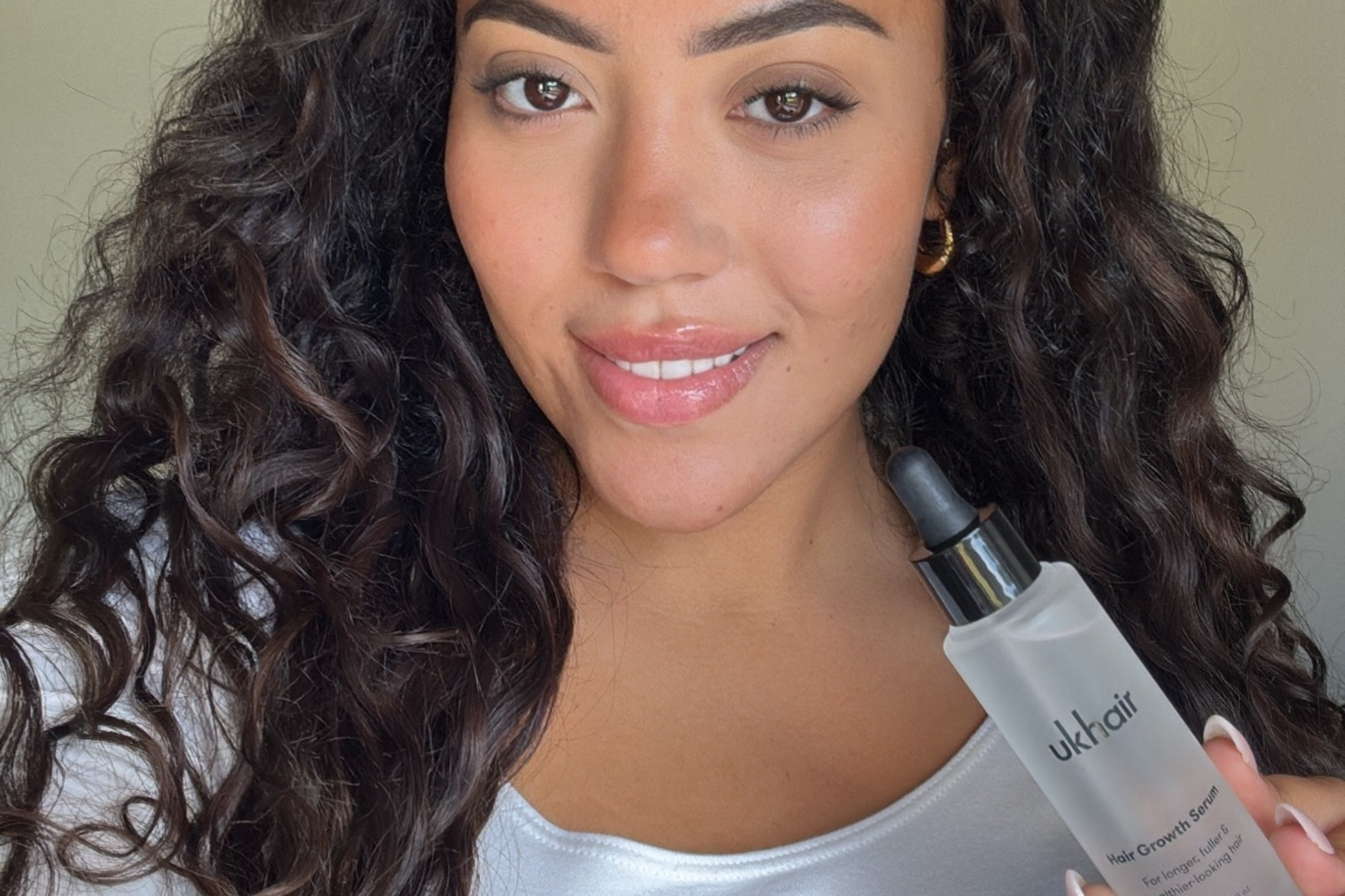 Chica con su serum capilar UKHAIR.