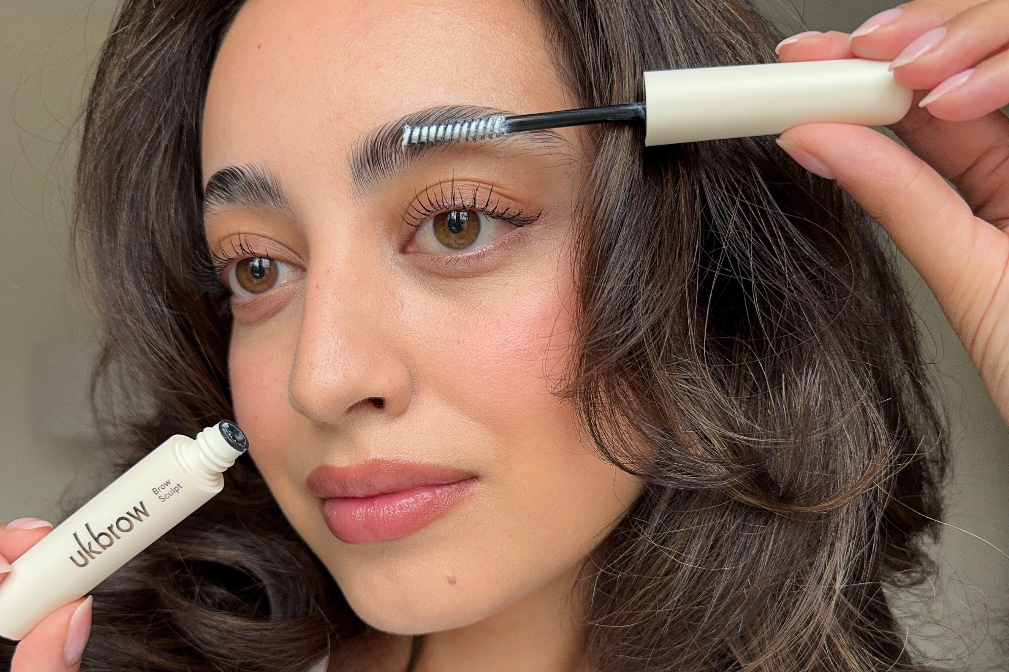 Tessa utilizando el Gel Fijador de cejas de UKLASH