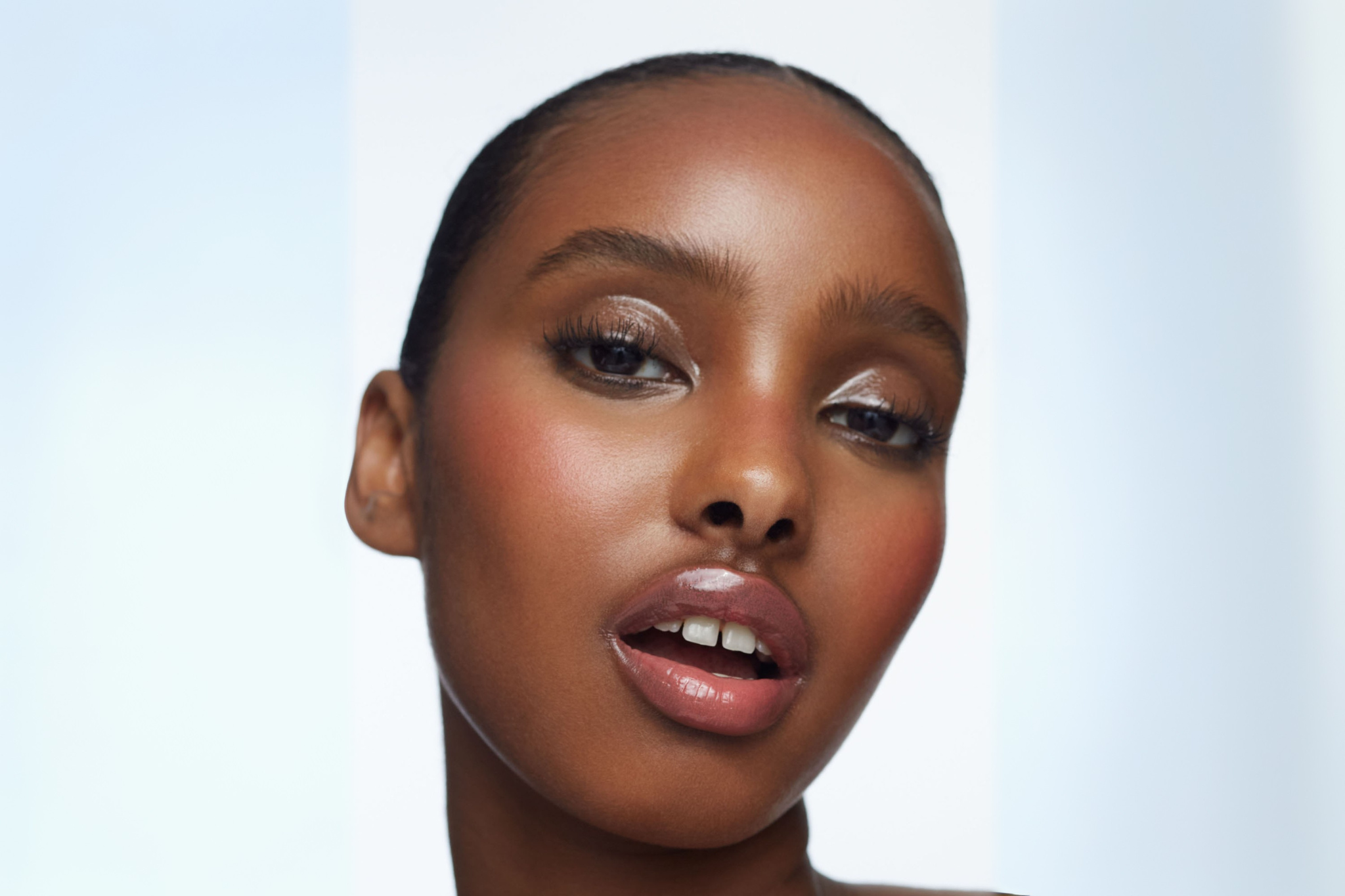 Chica con maquillaje natural para ojos marrones.
