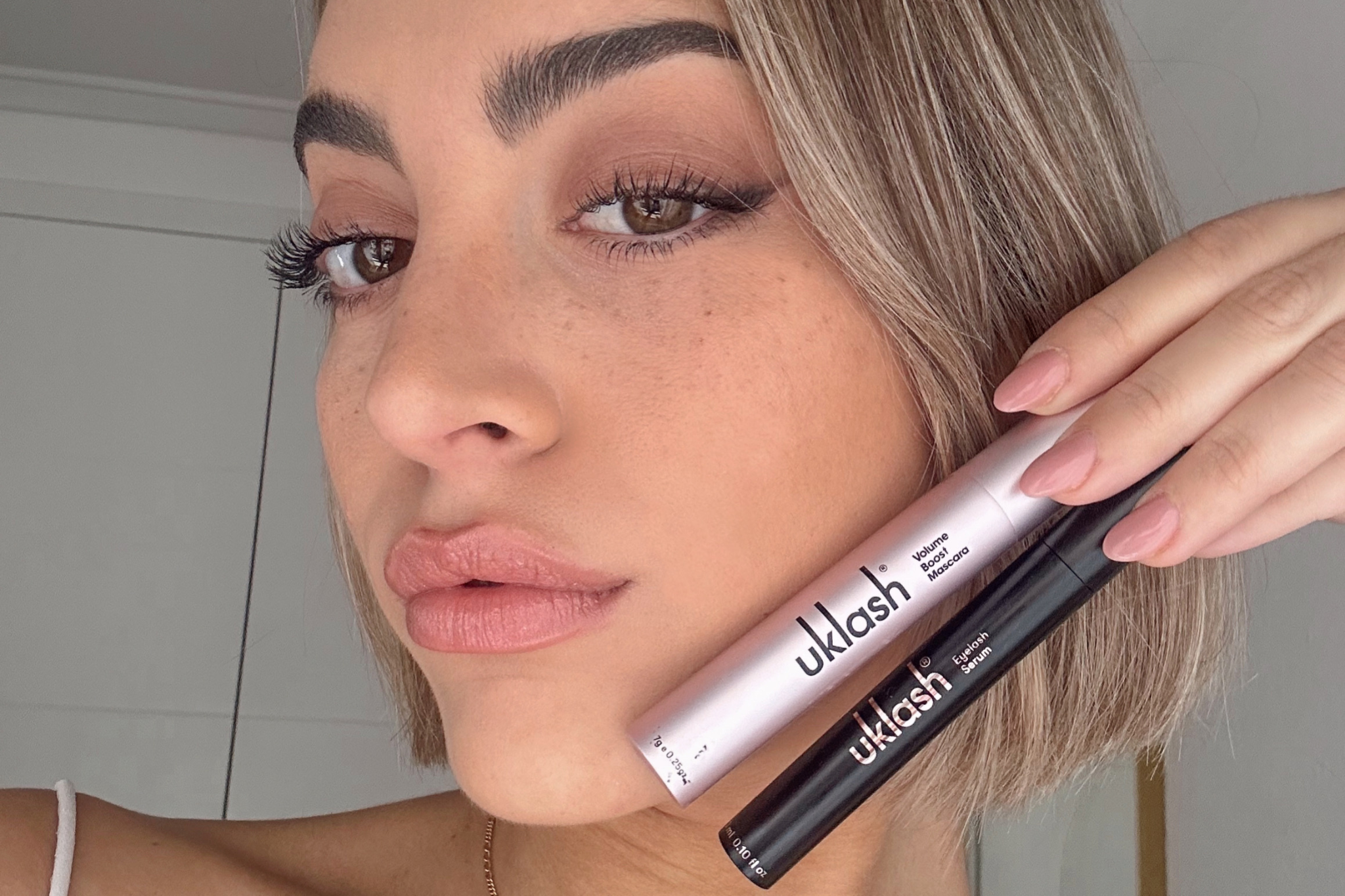Chica con serums de pestañas con prostaglandina