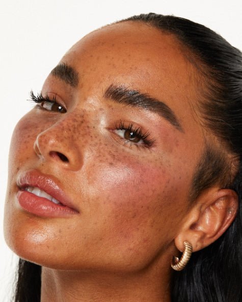 Cómo aplicar el sérum de cejas - UKLASH España