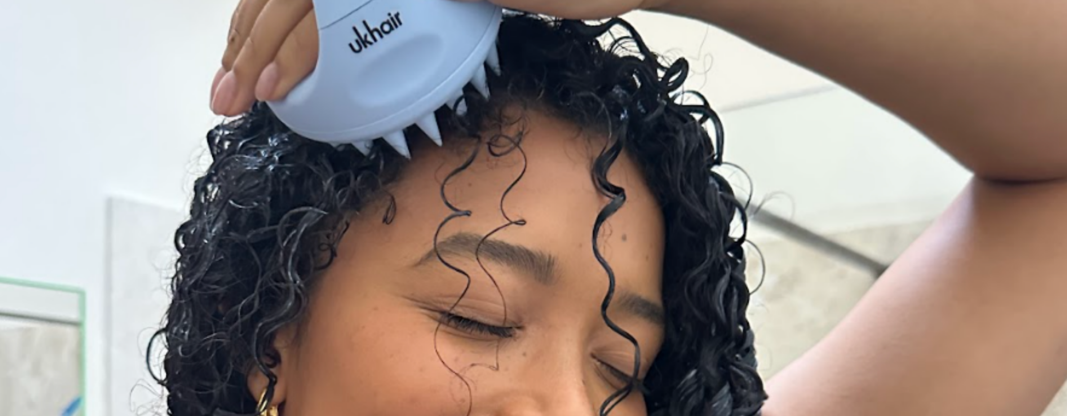 El truco de 4 minutos para que te crezca el pelo: complementa tu rutina con este sencillo hábito de cuidado capilar